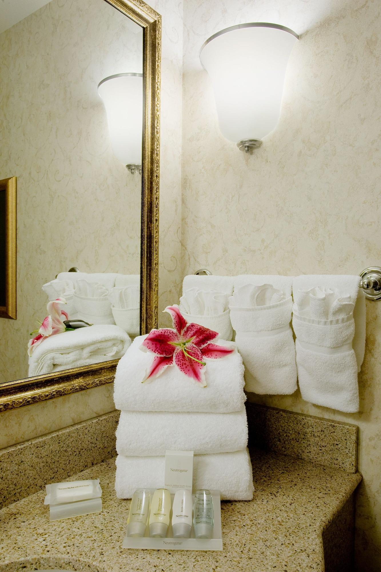 Hilton Garden Inn Tri-Cities/Кениуик Екстериор снимка