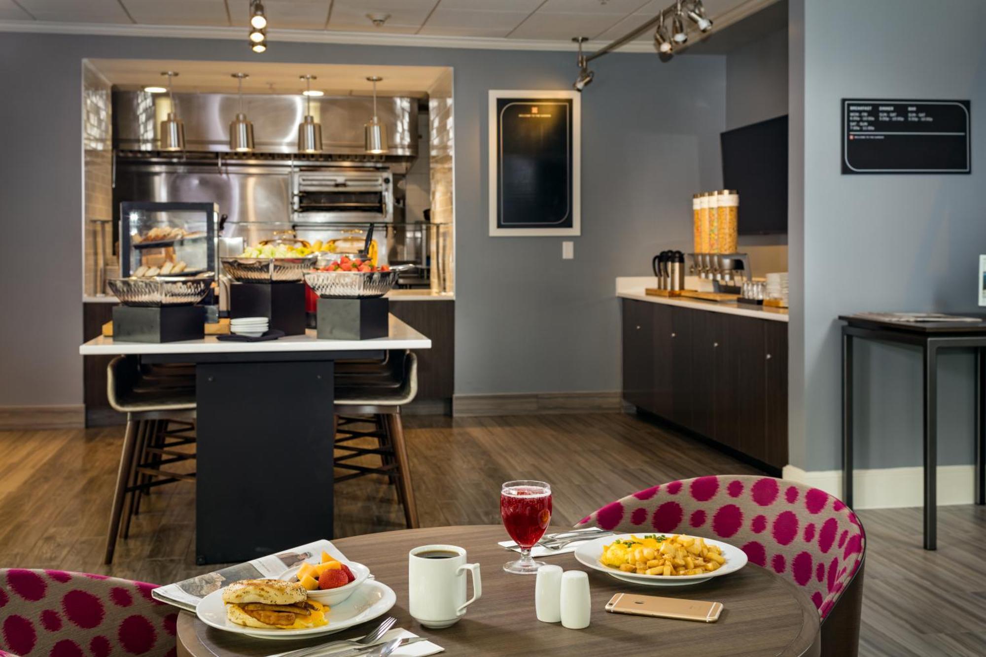 Hilton Garden Inn Tri-Cities/Кениуик Екстериор снимка