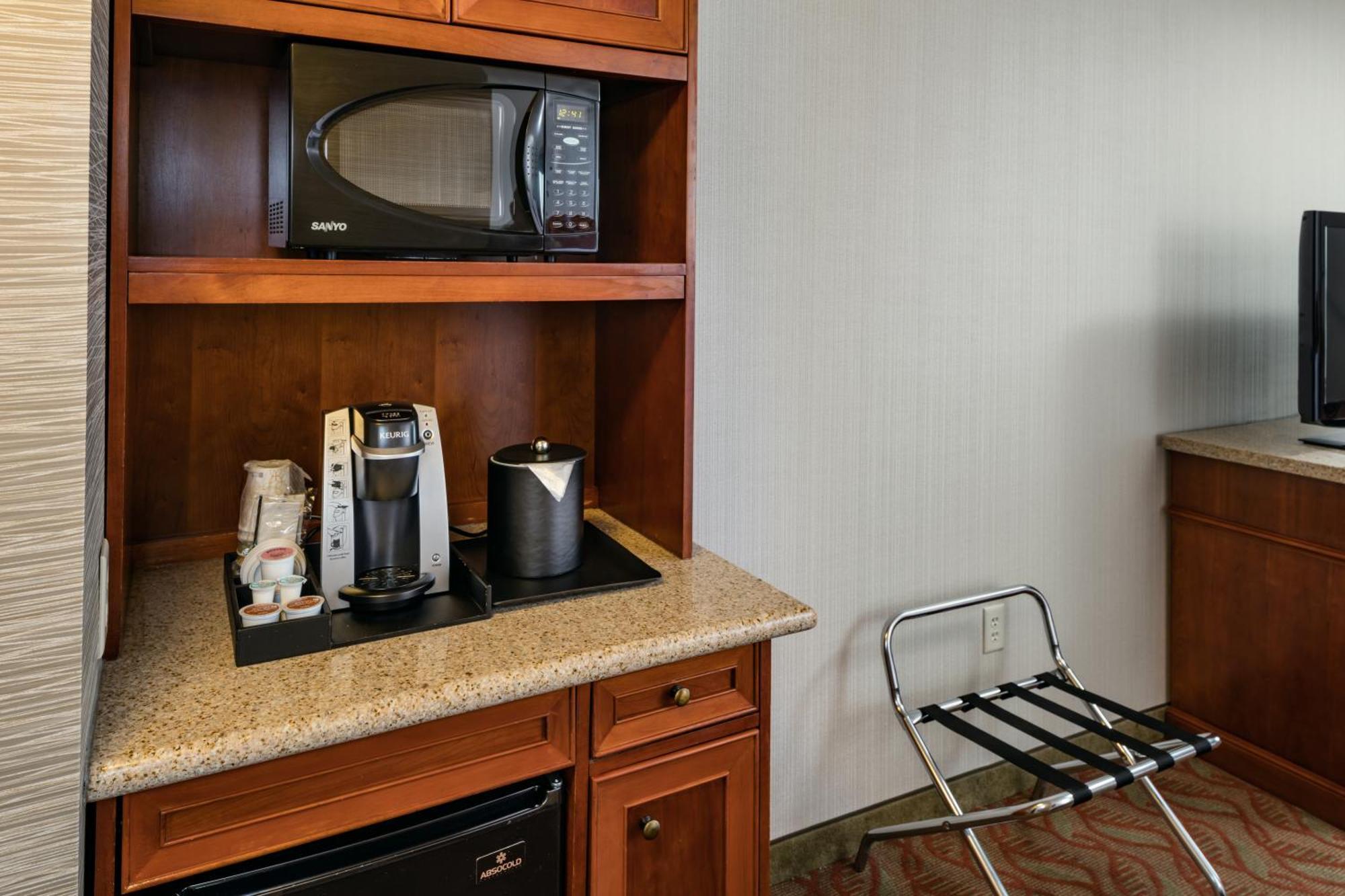 Hilton Garden Inn Tri-Cities/Кениуик Екстериор снимка