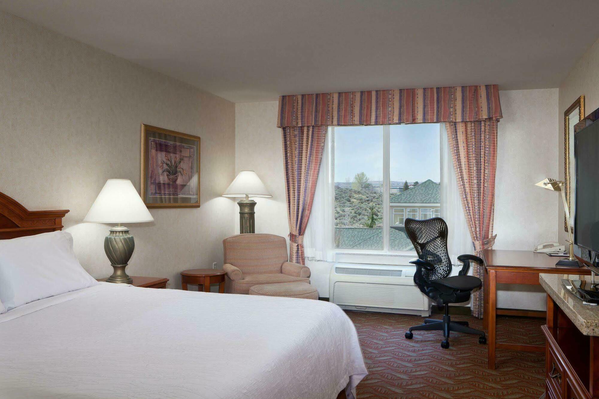 Hilton Garden Inn Tri-Cities/Кениуик Екстериор снимка